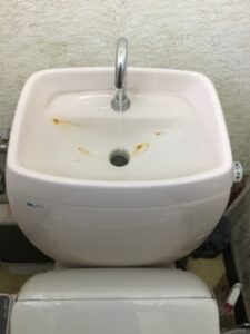 トイレ　タンク　手洗い場　水漏れ　蛇口