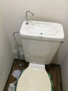 トイレ　水漏れ　止水栓　給水管
